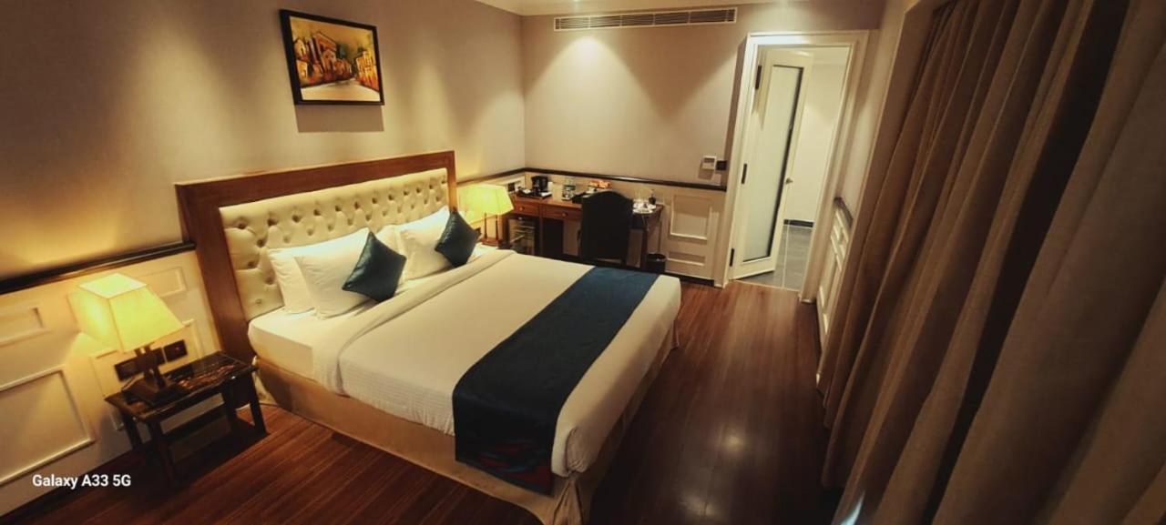 Nambiar Club Bellezea Hotel Kammasandra Buitenkant foto